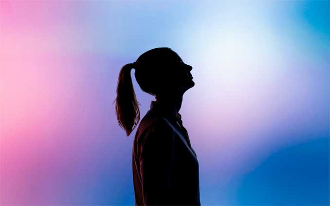 Eine Freiwillige im Entscheidungsprozess.