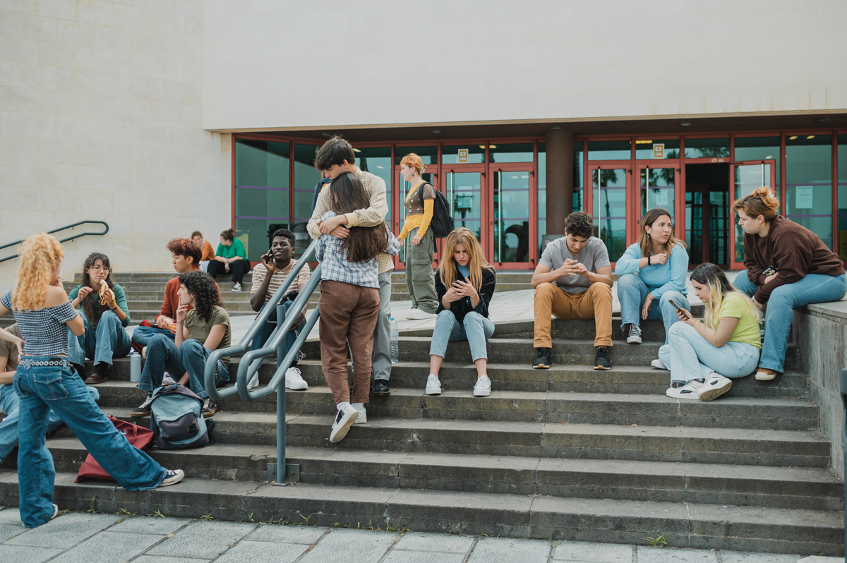 Schüler:innen vor der Schule