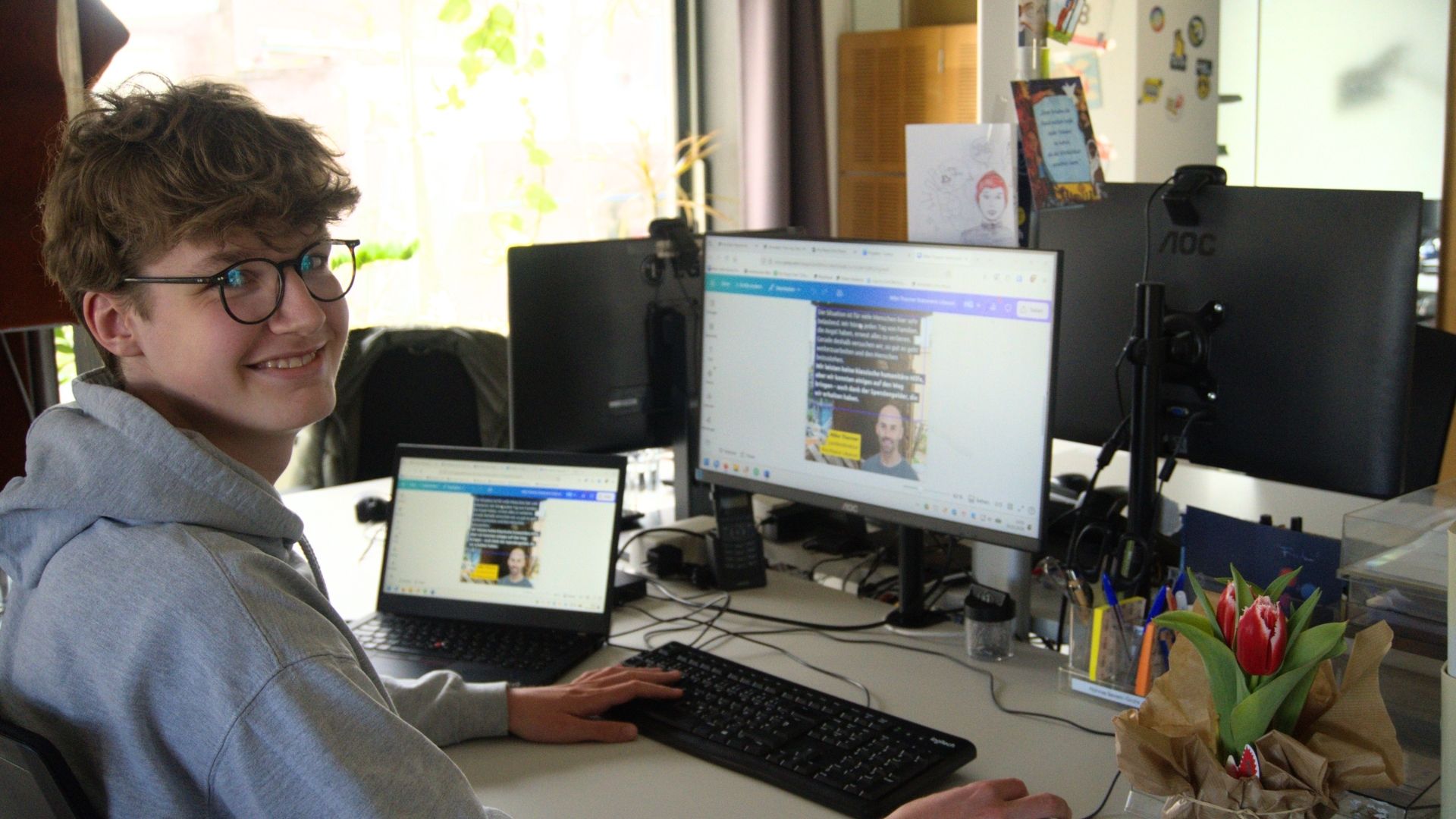 Hannes im Büro bei Pro Peace