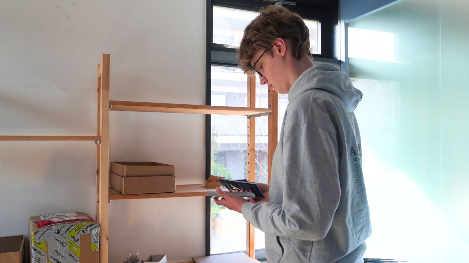 Hannes unterstützt bei der Verteilung von Infomaterialien