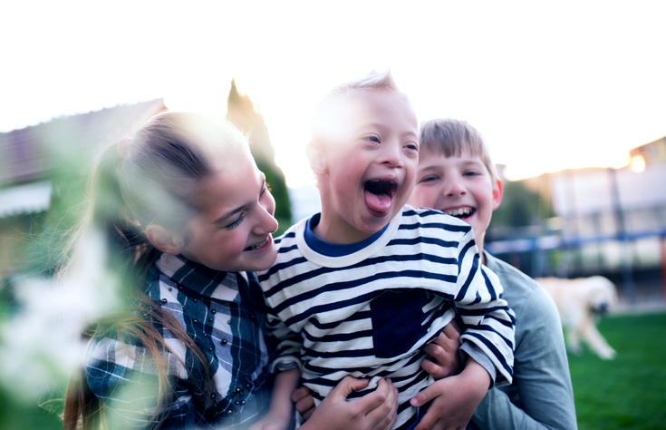 Fröhliche Kinder spielen zusammen.
