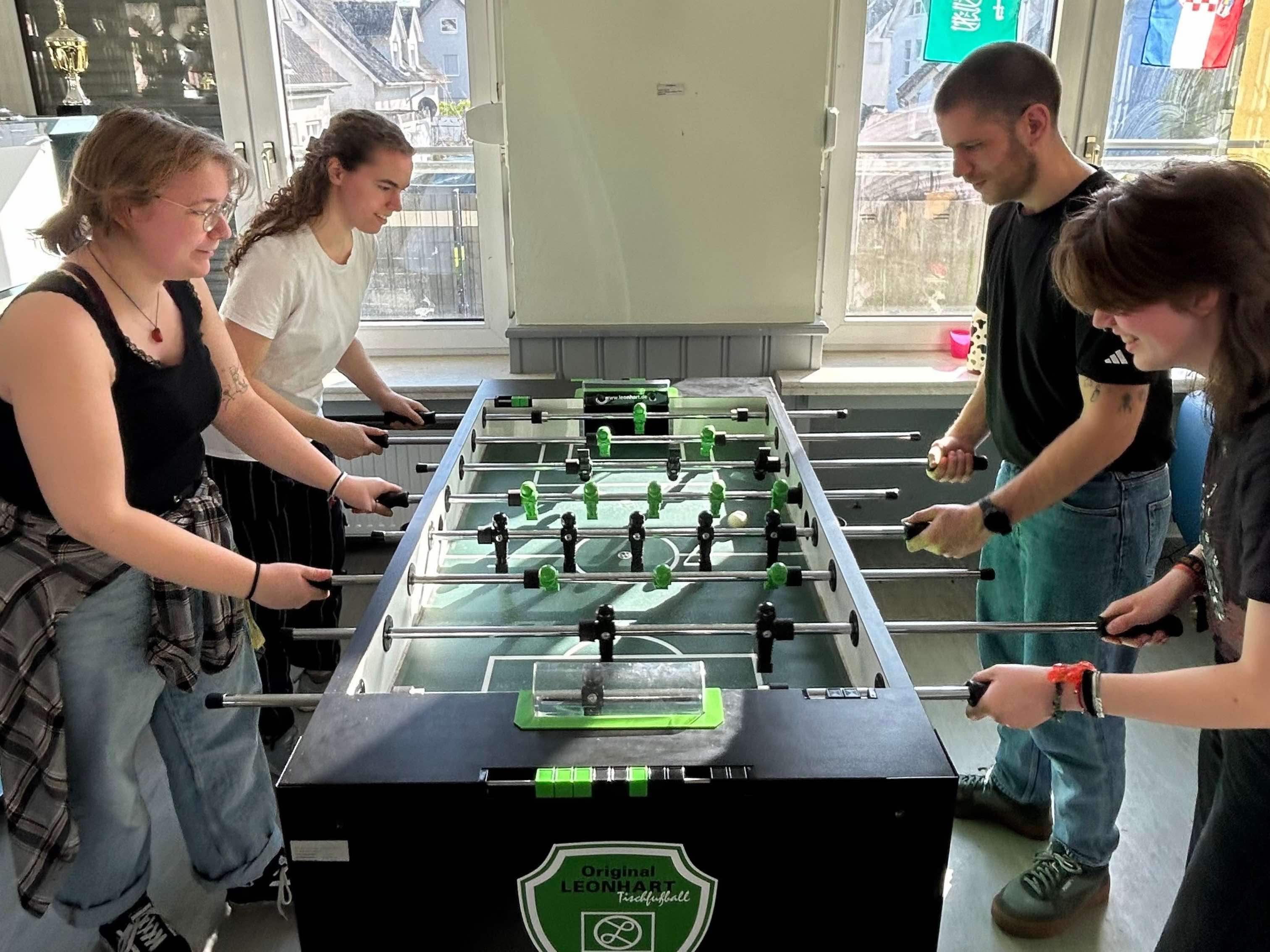 Phie mit ihren Kolleg*innen