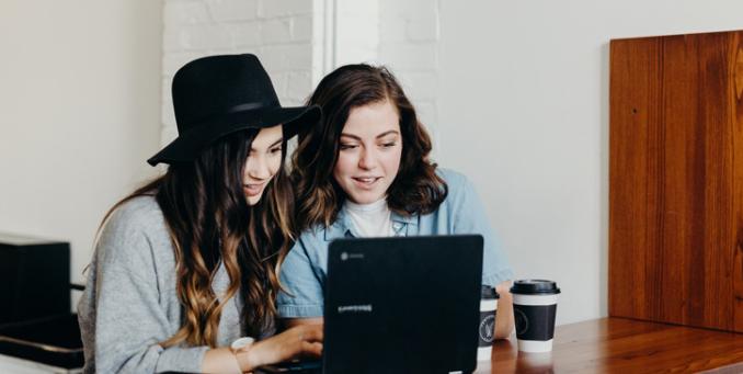 Junge Menschen mit Interesse am Freiwilligendienst sitzen am Laptop