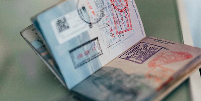 Ein Reisepass liegt aufgeschlagen da.