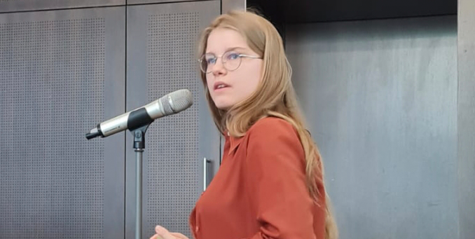 BFD-Sprecherin in einer Abstimmung.