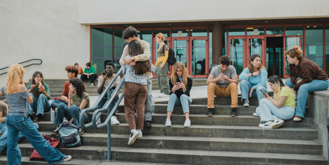 Schüler:innen vor der Schule