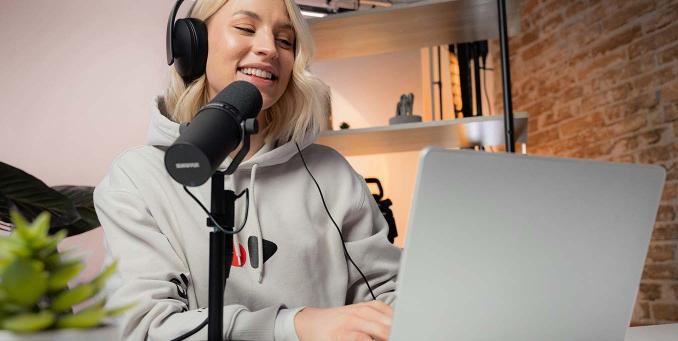 Unterstützung bei digitalen Themen – z.B. bei einer Podcastaufnahme. 